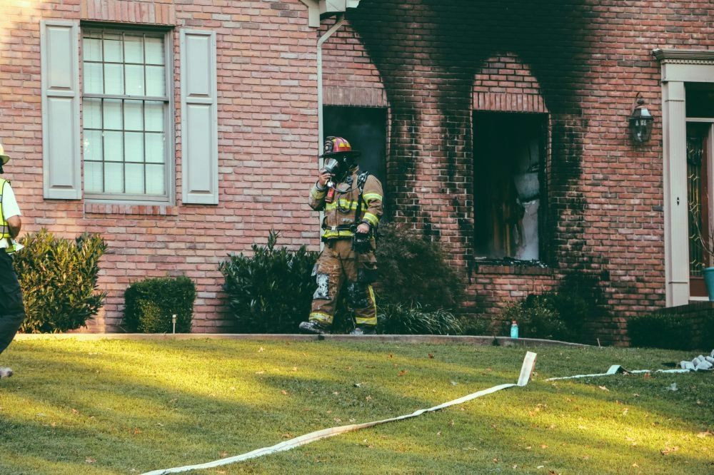 Incendie, fermeture : comment survivre financièrement avec son assurance ?