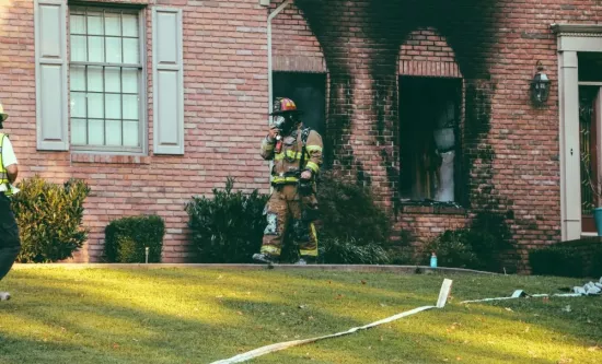Incendie, fermeture : comment survivre financièrement avec son assurance ?